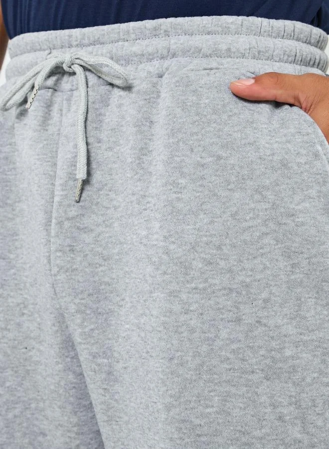 تايك تو بنطال سادة بتفاصيل جيوب ورباط خصر للرجال